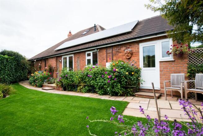 33 The Ridgeway Rear 2 5479.jpg