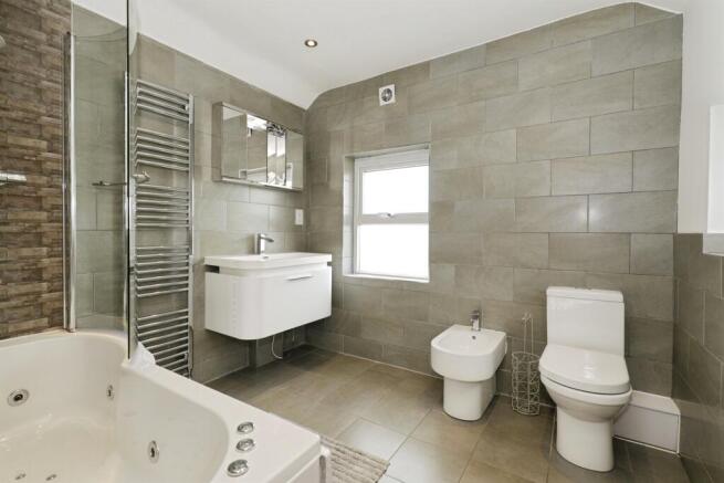4 bed Detached for sale Image 5