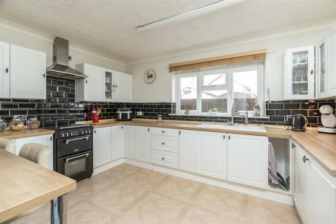 KITCHEN :