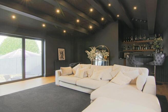 CINEMA/FAMILY ROOM