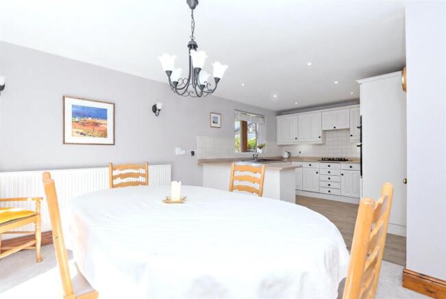 4 bed Detached for sale Image 9