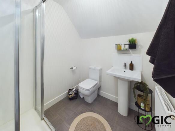 En suite to bedroom1 