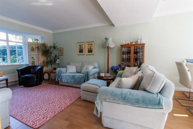 SITTING/DINING ROOM pic 3