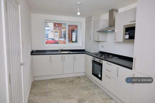 5 bed Semi-Detached to rent Image 4