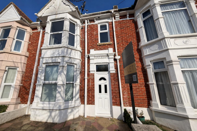 118 Lyndhurst Rd Front EDIT.png