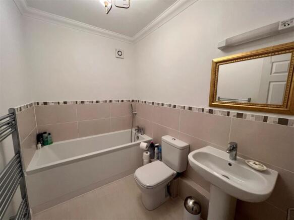 6 stokefield bathroom.jpg