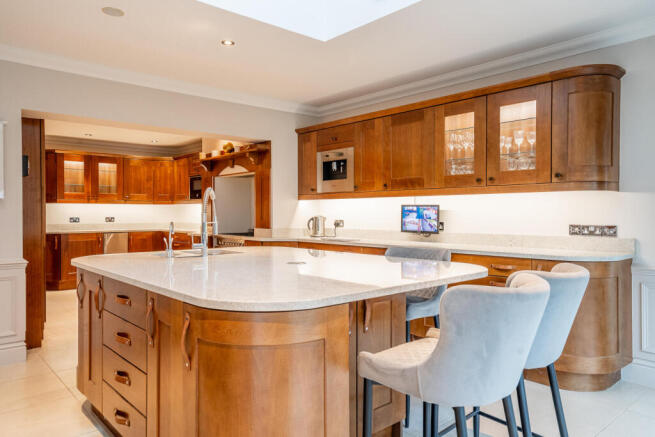 6 bed Detached for sale Image 8