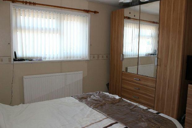 Bedroom 1 pic 2