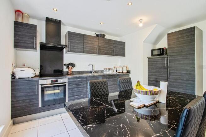 4 bed Semi-Detached for sale Image 4