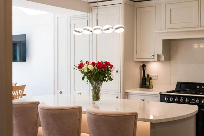 5 bed Detached for sale Image 4