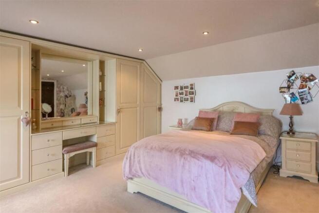 bedroom 2 024.jpg