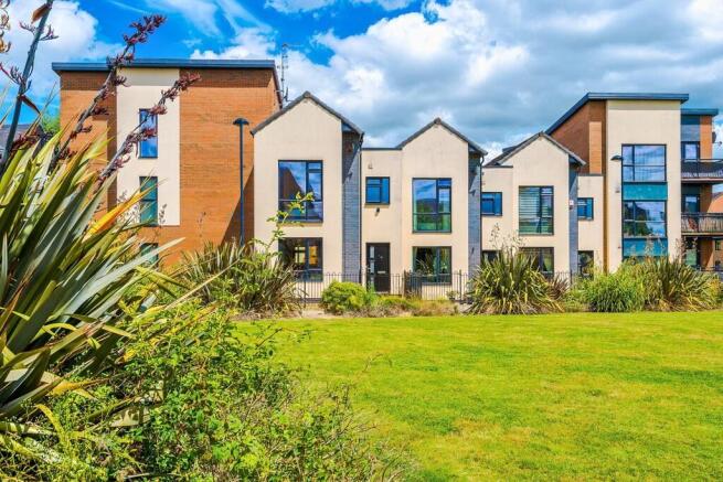 11 Ivory Close - ...