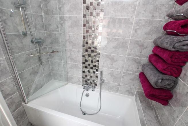 LUXURY FULLY TILED GROUND FLOOR BATHROOM