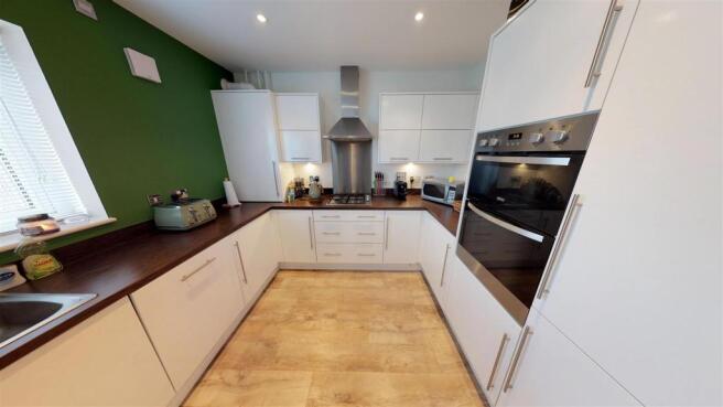 OPEN PLAN KITCHEN, DINING & FAMILY ROOM