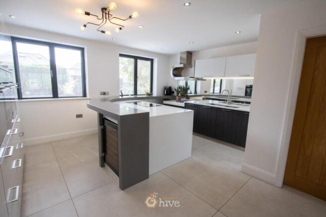 5 bed Detached for sale Image 6
