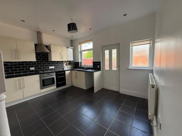 Kitchen 1.jpeg