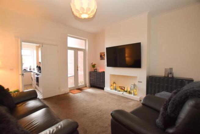 REAR LOUNGE