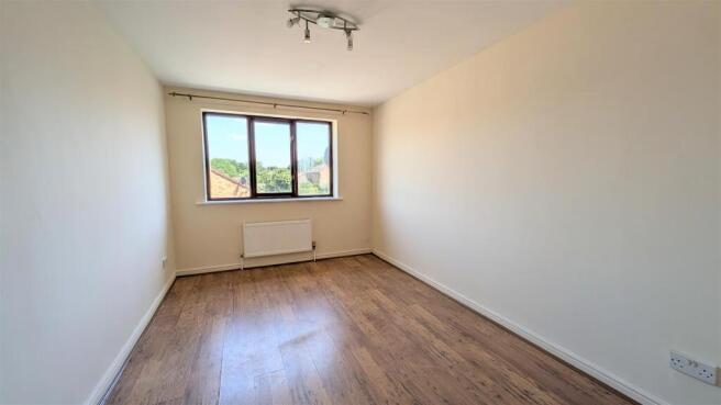3 bed Semi-Detached to rent Image 5
