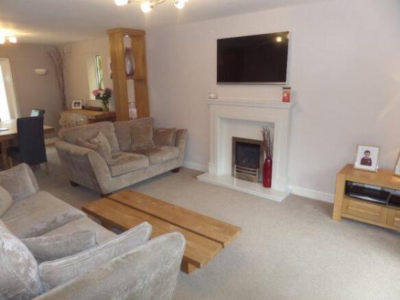 LOUNGE/DINING ROOM