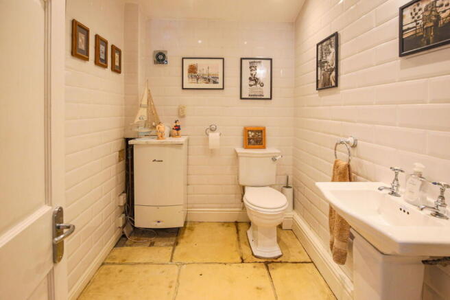 5 bed Detached for sale Image 9