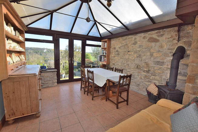 4 bed Semi-Detached for sale Image 11