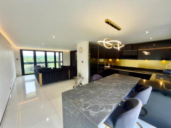 3 bed Apartment to rent Image 8