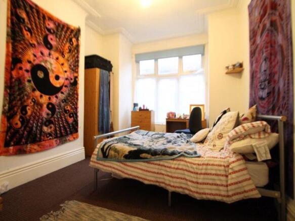 A cozy double bedroom featuring a comfortable b...