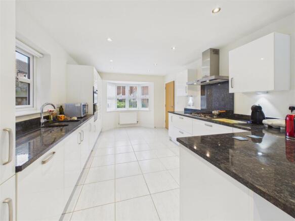 5 bed Detached for sale Image 10