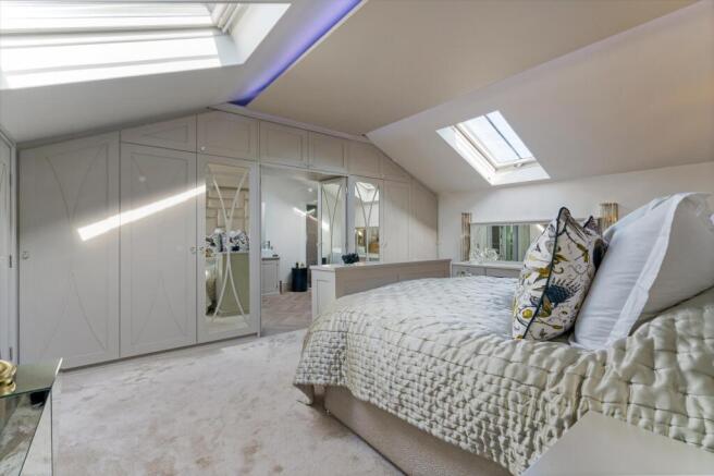 5 bed Detached for sale Image 11