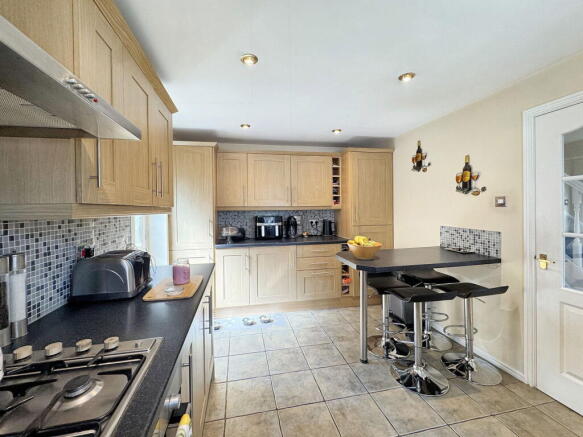 4 bed Detached for sale Image 4