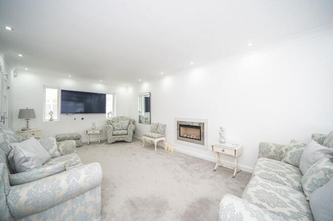 5 bed Detached for sale Image 5