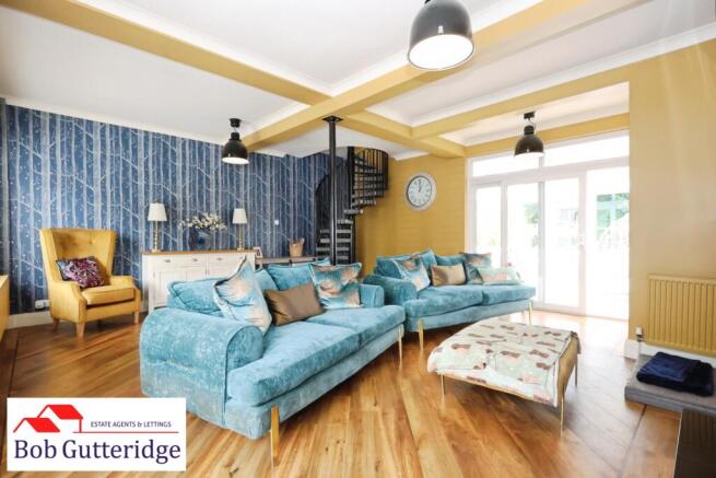 OPEN PLAN LOUNGE / DINING ROOM