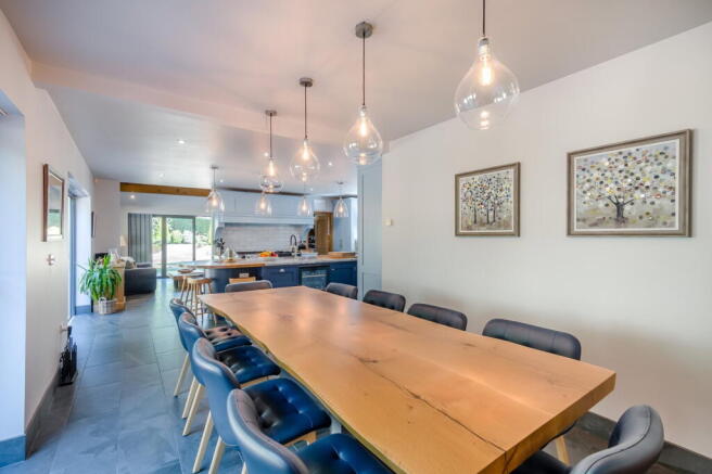 6 bed Detached for sale Image 12