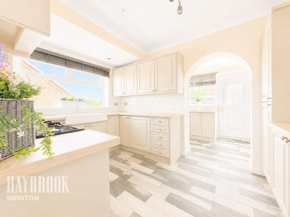 4 bed Detached for sale Image 8