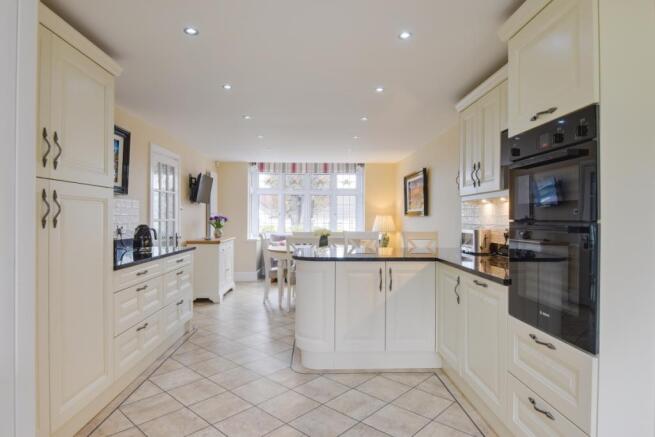 Kitchen / Dining Roo