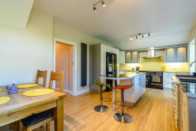 8439245-interior13.jpg