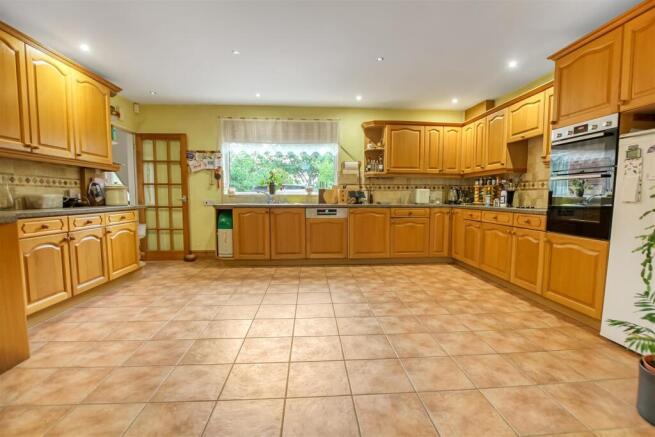 4 bed Detached for sale Image 5