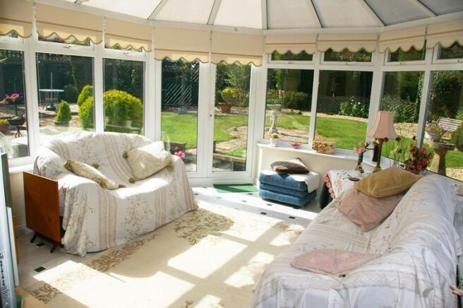 SUPERB CONSERVATORY
