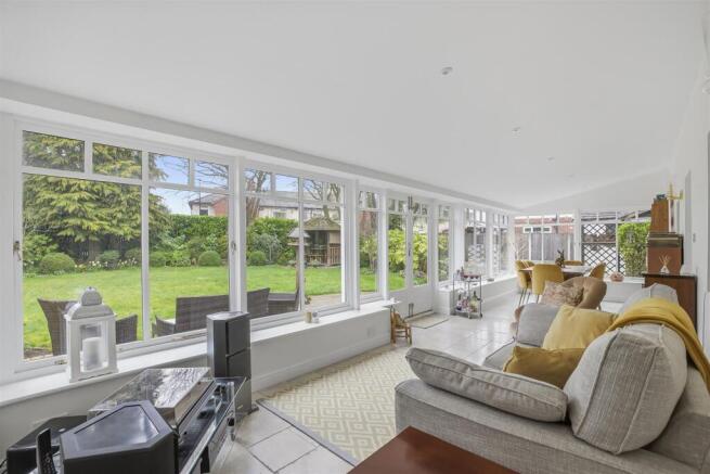 5 bed Detached for sale Image 9