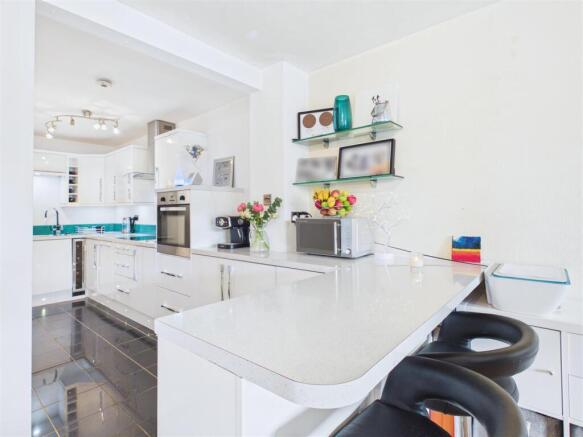 2 bed Flat for sale Image 8