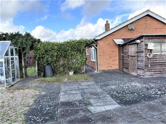 Side Garden / Parking