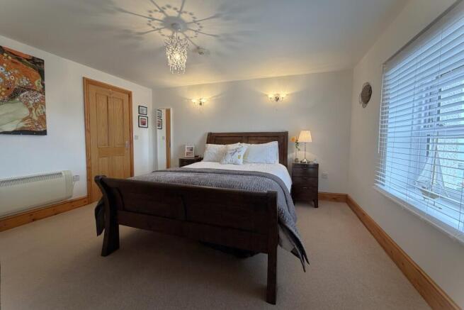 3 bed Flat for sale Image 8