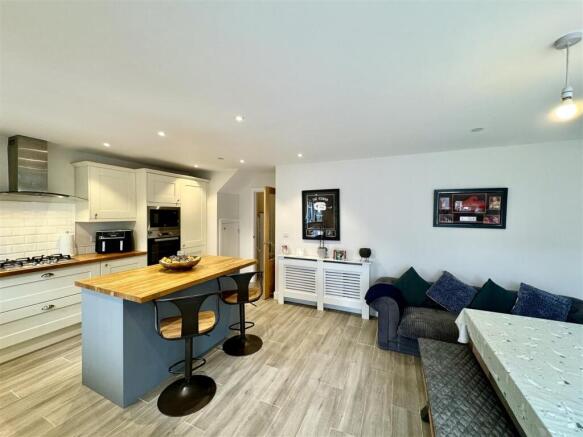 KITCHEN/DINER/FAMILY ROOM