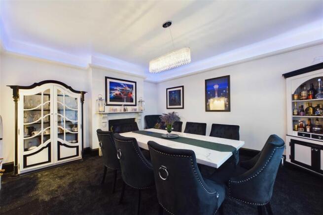 CAM01211G0-PR0163-STILL008