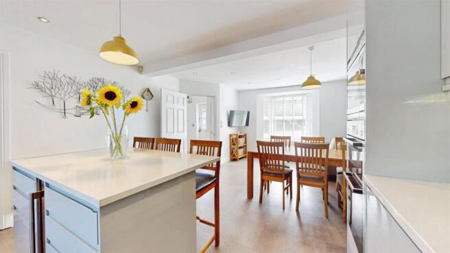 5 bed Detached for sale Image 8
