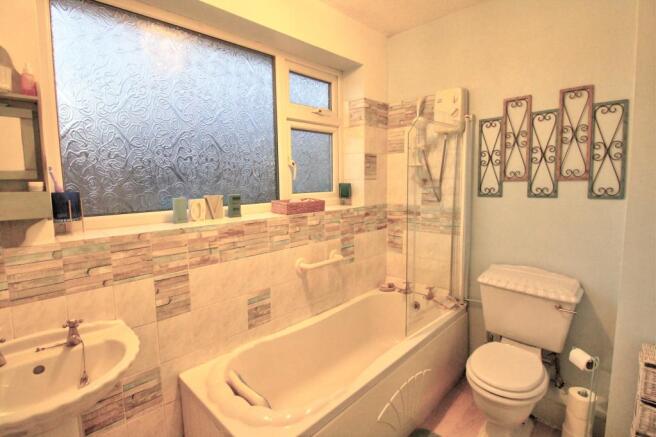 BATHROOM (MAIN)