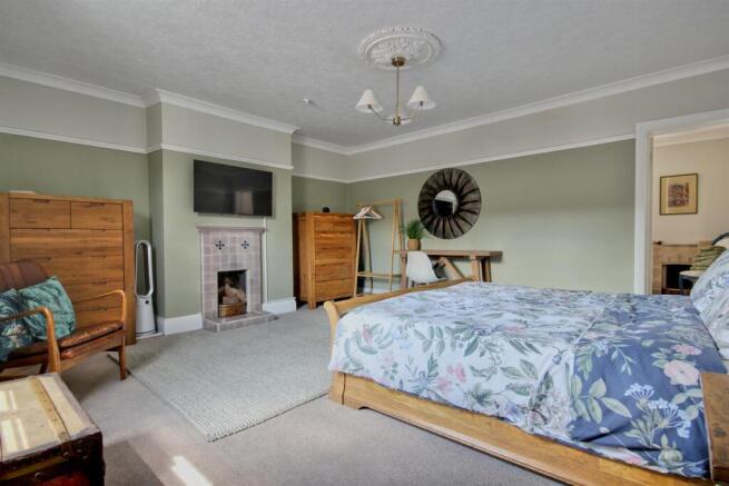 5 bed Town House for sale Image 8