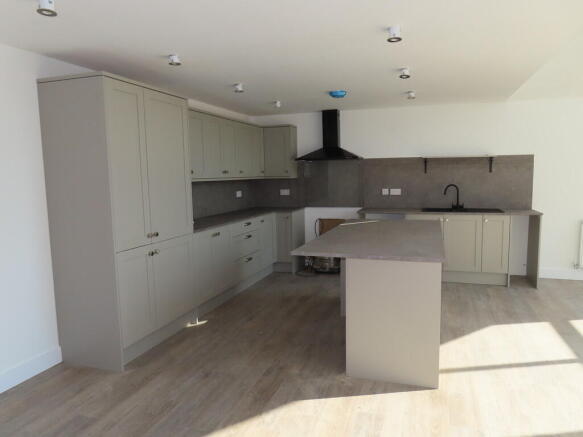 4 bed Detached for sale Image 8