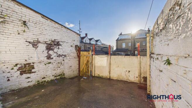 4 bed Terraced to rent Image 11