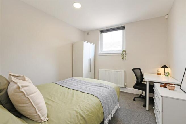 4 bed Apartment to rent Image 4